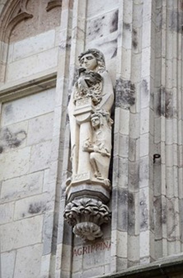Köln, Rathausturm (Nordseite),  Agrippina d.J. (Tuff, 1989) des Kölner Bildhauers Heribert Calleen