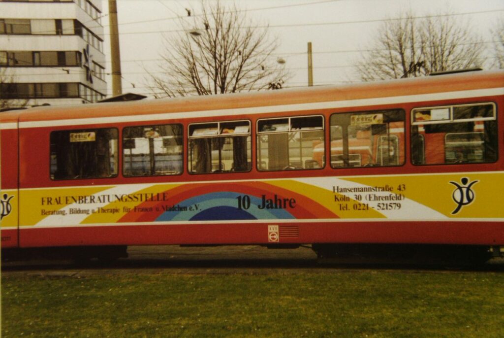 Straßenbahn (KVB) Banner mit „10 Jahre Frauenberatungsstelle“