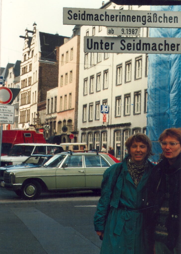 Edith Kiesewalter und Irene Franken bei der Umbenennung der Straße „Unter Seidmacher“ in „Seidmacherinnengäßchen“.