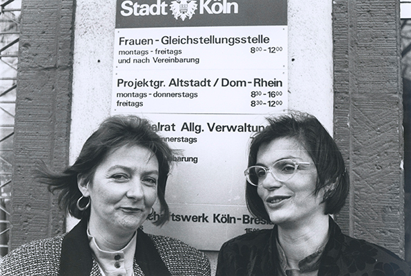 Lie Selter und Barbara Leutner vor der Frauen-Gleichstellungsstelle in Köln