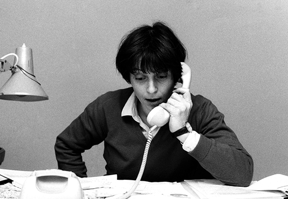 Helga Kirchner am Schreibtisch
