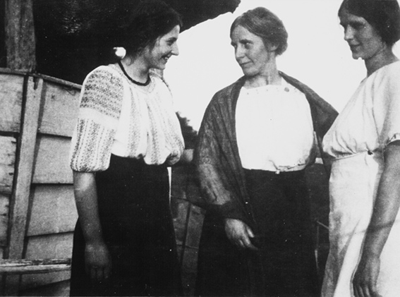 Else W. mit Töchtern Bertha und Sophie